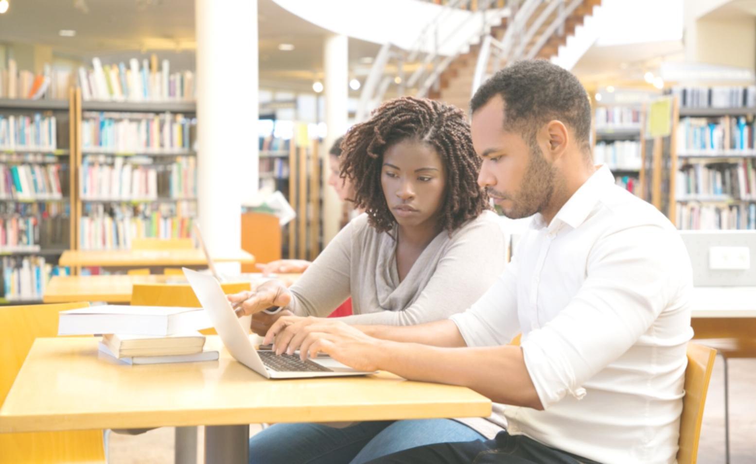 Espace de formation en ligne avec tableaux et documents financiers